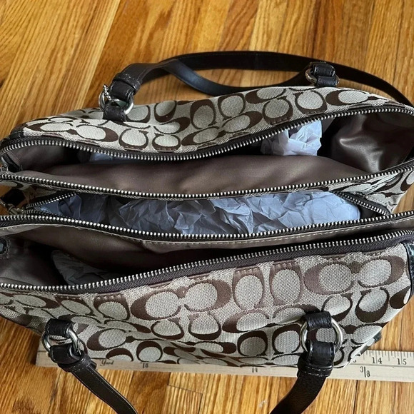 Coach Park Signature Brown and Beige Jacquard pattern, 3 zippered bag. - Picture 4 of 11